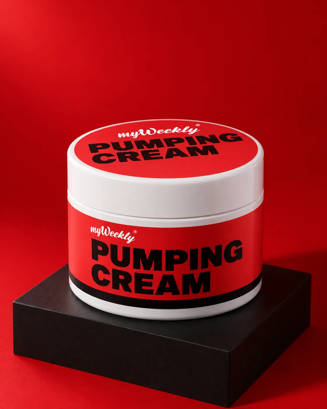 붉은 배경의 받침대 위에 놓인 myWeekly Pumping Cream 200g 용기